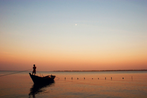 Fisherman docking his boat after the sunset in the lower Myanmar delta, Asia. © Yoshi Shimizu / WWF-Canon