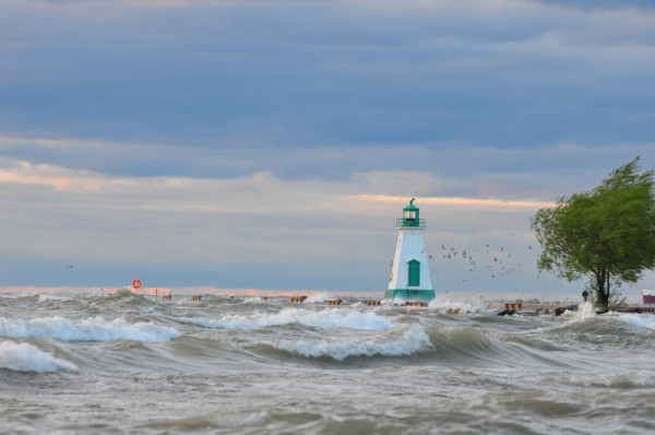 Phare battu par les vagues, lac Ontario, Canada