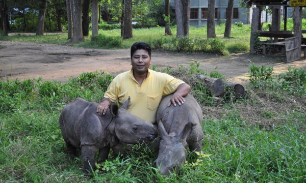 Rupak Maharjan avec deux rhinocérons