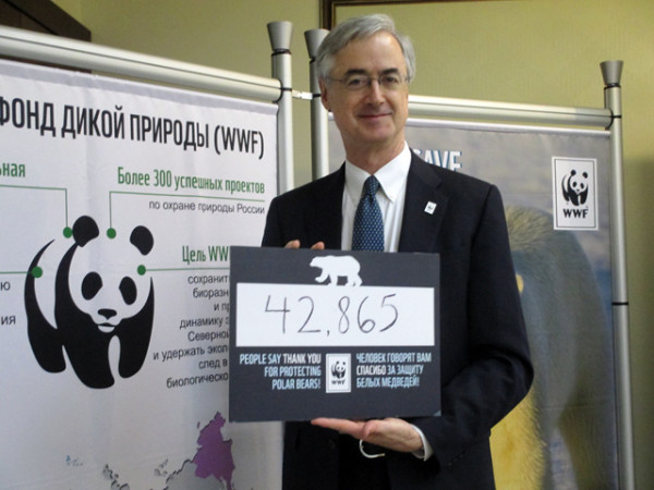 WWF Director General Jim Leape with signatures, International Polar Bear Forum 2013 © WWF 