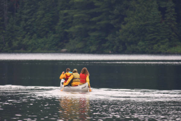 Canoeists paddle on an Algonquin Provincial Park lake, Ontario, Canada.  © Frank PARHIZGAR / WWF-Canada