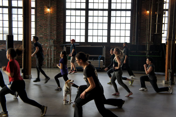 people performing lunges together