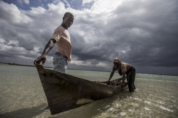 sherman in their boats, Ilha de Mafamede, Mozambique.  ©WWF-US/James Morgan
