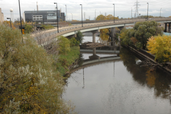 Gardner expressway passing over the Don River – one of the two main rivers that flow through the heart of Toronto.  © WWF-Canada/Noah Cole