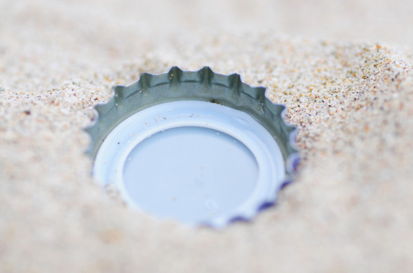 Bottle cap on the beach ©iStock 