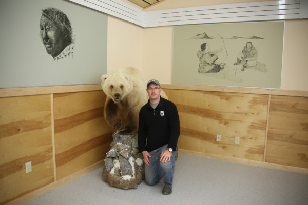 Dan kneels beside the infamous polar-grizz... or is it pizzly bear or grolar bear? ©Dan Slavik/WWF-Canada 