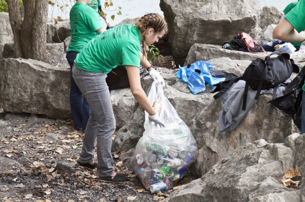 Volunteers collecting litter © James Carpenter / WWF-Canada/Vancouver Aquarium