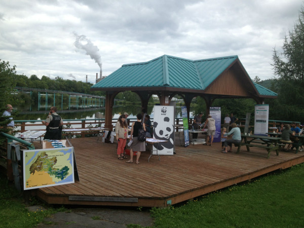 Trade fair participants and public engaging along the Madawaska River, Edmundston, NB. © Simon J. Mitchell / WWF-Canada