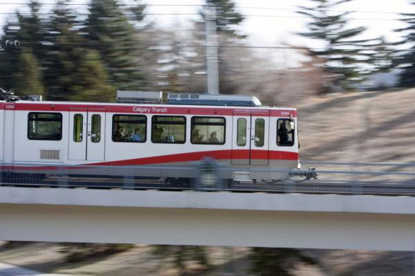 Passage d'un le train léger alimenté par l'électricité éolienne © Michael Buckley / WWF-Canada