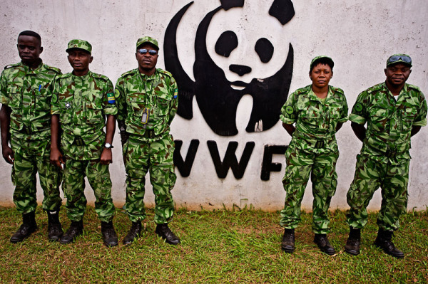 Patrouille anti-braconnage au bureau du WWF au Gabon Des Écogardes de Parcs Gabon se rassemblent devant le bureau du WWF à Makokou, au Gabon, avant de partir en patrouille contre les braconniers. © WWF-Canon / James Morgan