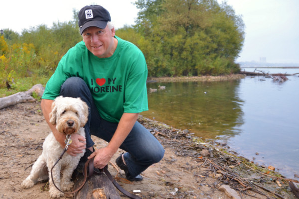 David Miller, président et chef de la direction du WWF-Canada, au bord de sa belle rivière Humber en compagnie de son chien Jimmy. © Chris Chaplin / WWF-Canada