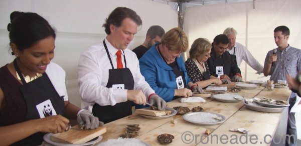MPs from all parties buckle down to shuck oysters at the inaugural Oceans on Sparks Street event in 2014. © roneade.com