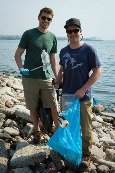 Alex (left) and Tyler (right) find a plastic bottle during a cleanup event. © The Water Brothers