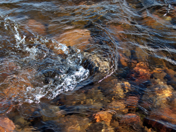 River water running over rocks in the central barrens of Nunavut, Canada. © Monte HUMMEL / WWF-Canada