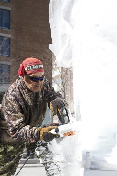Sculptors carving Polar Bear on Thin Ice, 2013, Montreal, Canada © Alexandre Campeau