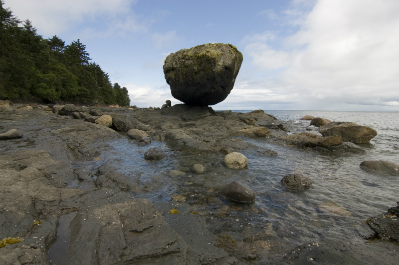 Balance rock on Haida Gwaii. (Photo via Chris Kolaczan / Shutterstock)