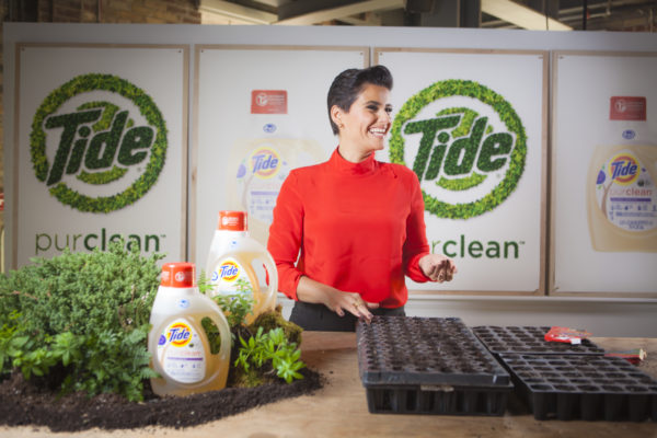 Nelly Furtado gets her hands dirty to help replenish the Toronto area with native plants, celebrating the launch of Tide purclean and the kick off of Tide’s support for WWF-Canada’s Count for Nature movement. © Tide