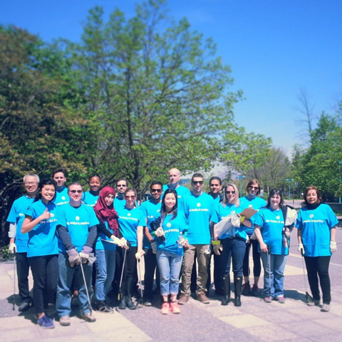 Joyce and her team from HP Canada at a Great Canadian Shoreline Cleanup event. © HP Canada