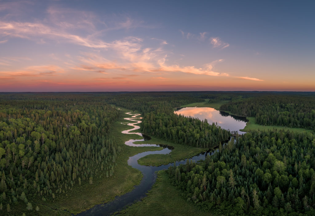 Vue aérienne d'une rivière sinueuse et d'arbres, dans le Nord-Ouest de l'Ontario