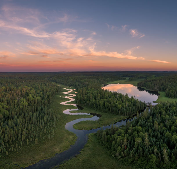 Vue aérienne d'une rivière sinueuse et d'arbres, dans le Nord-Ouest de l'Ontario