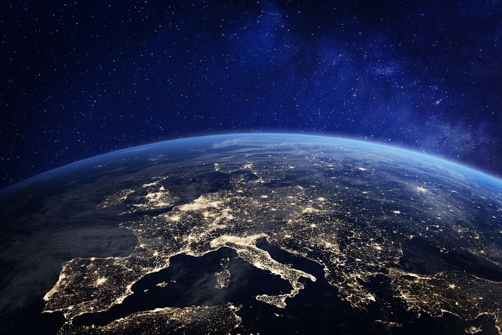 L'Europe vue de l'espace, la nuit. Les lumières montrent l'activité humaine en Allemagne, France, Espagne, Italie et d'autres pays. Rendu 3D de la planète Terre, éléments de la NASA.