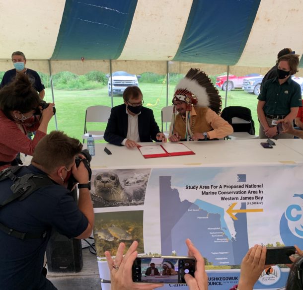 Grand Chief Solomon and Minister Wilkinson sign a MOU to assess the feasibility of a National Marine Conservation area in western James Bay and southwestern Hudson Bay.