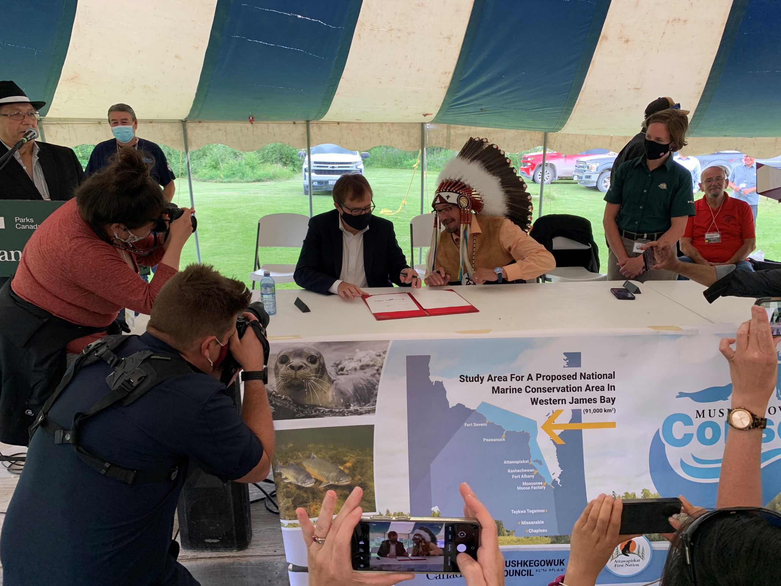 Grand Chief Solomon and Minister Wilkinson sign a MOU to assess the feasibility of a National Marine Conservation area in western James Bay and southwestern Hudson Bay.
