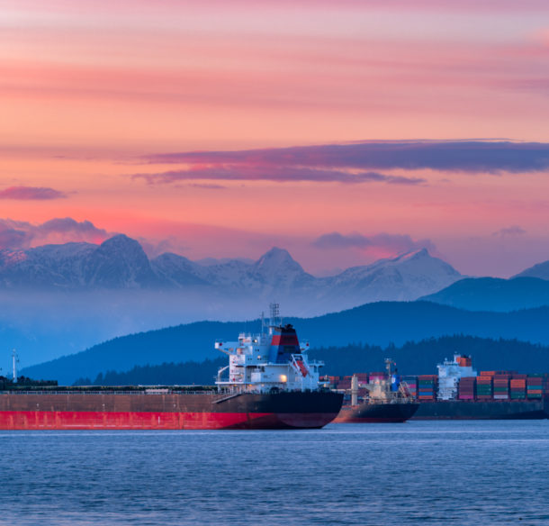 Cargos à l’arrêt dans la baie de Vancouver au coucher du soleil.