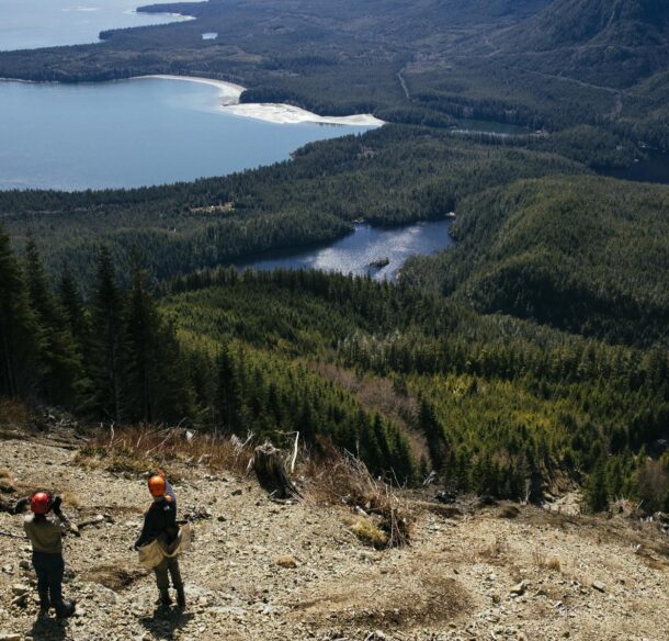 Trois personnes font le relevé des dommages causés par l’érosion sur la pente d’une montagne en Colombie-Britannique.